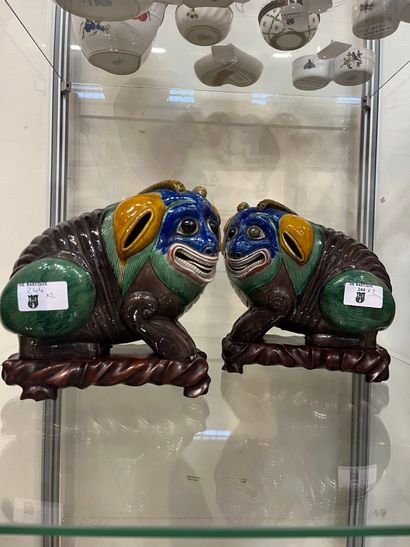 CHINE, XIXe siècle 
Deux chimères en porcelaine...