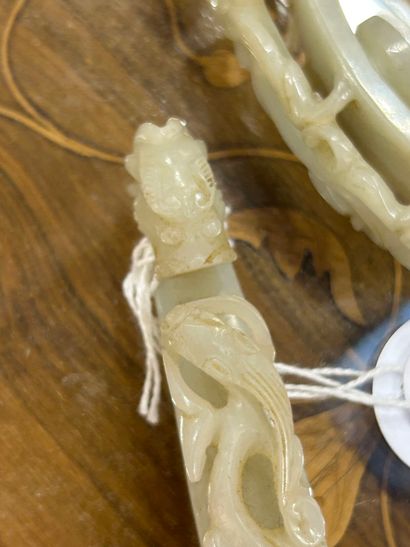 CHINE, XIXe siècle
Deux fibules en jade céladon...
