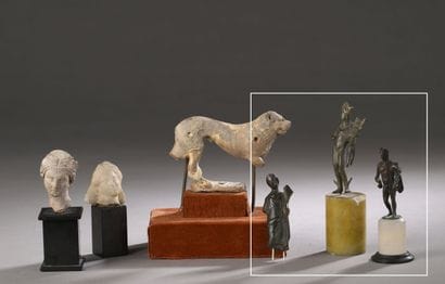 Lot including : 
- A female statuette wearing...