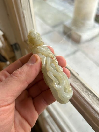 CHINE, XIXe siècle
Deux fibules en jade céladon...