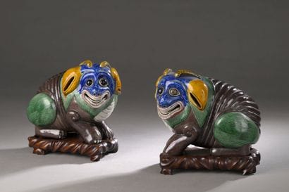 CHINE, XIXe siècle 
Deux chimères en porcelaine...