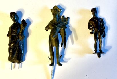 Lot including : 
- A female statuette wearing...