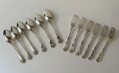 Six couverts à entremet en argent (925‰),...