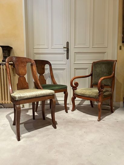 Lot comprenant :
- Une paire de chaises 