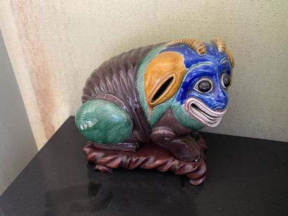 CHINE, XIXe siècle 
Deux chimères en porcelaine...