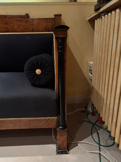 Canapé en noyer et placage de noyer, les...