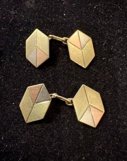 Lot in 18K (750/oo) gold comprising 3 pairs...