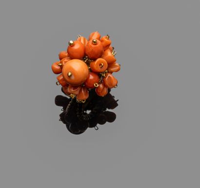 Twisted gilt metal ring adorned with a bouquet...