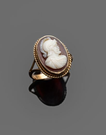 Ring in 18K yellow gold (750‰) set with a...