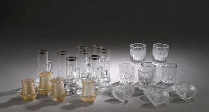 Lot de verrerie comprenant :
Six verres à...