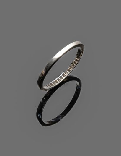 Platinum ring (950‰) set with a line of white...