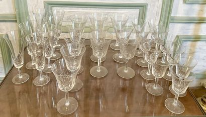 Partie de service de verres à pied en cristal...