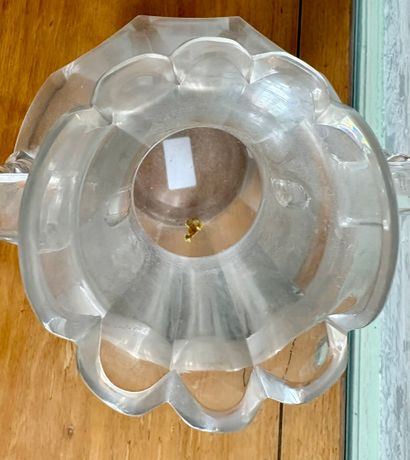 Vase en cristal taillé à pans présentant...
