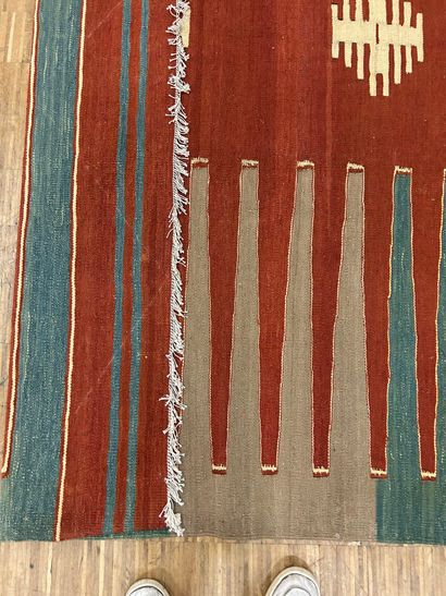 Tapis Kilim tissé en laine à motifs géométriques...