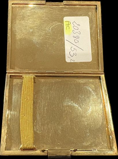 Cigarette case in 14K guilloché yellow gold...