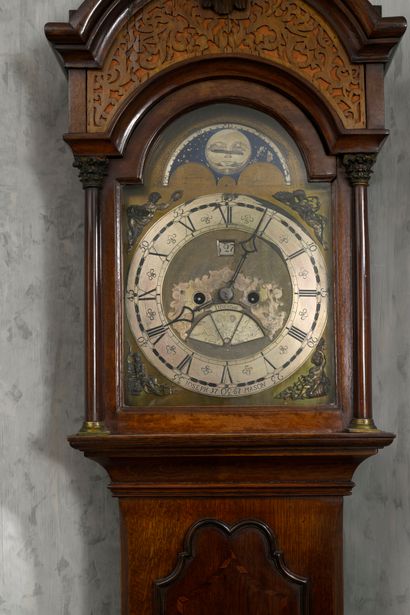Horloge de parquet en bois vernis. Le cadran...