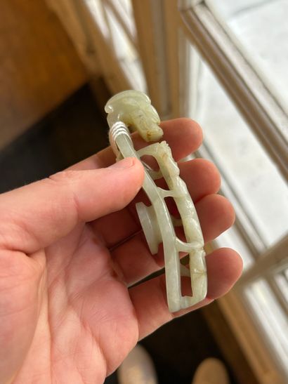 CHINE, XIXe siècle
Deux fibules en jade céladon...