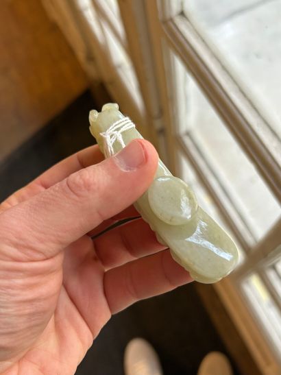 CHINE, XIXe siècle
Deux fibules en jade céladon...