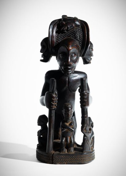 TCHOKWE, ANGOLA. 
Statue du célèbre roi Chibinda...