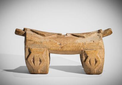LOBI, BURKINA FASO
Beau tabouret en bois...