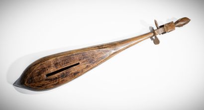 # BATAK, SUMATRA, INDONÉSIE
Luth à deux cordes...