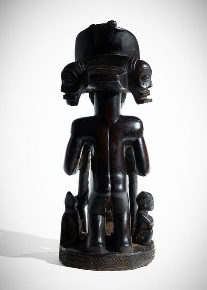 TCHOKWE, ANGOLA. 
Statue du célèbre roi Chibinda...