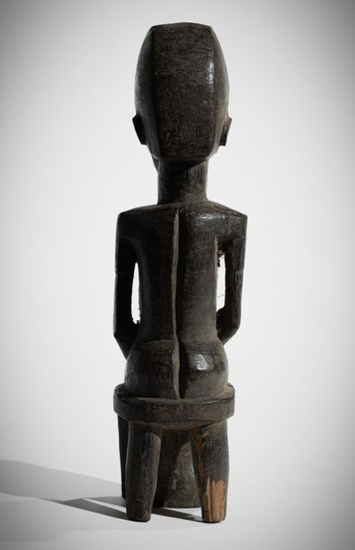 ¤ LOBI, BURKINA FASO
Statuette féminine assise...