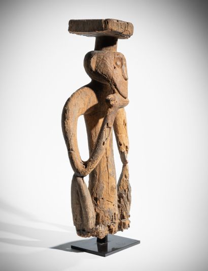 # FON, BÉNIN
Tabouret en bois dur à patine...