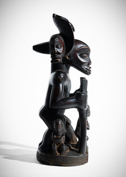 TCHOKWE, ANGOLA. 
Statue du célèbre roi Chibinda...