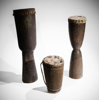 AFFRIQUE DE L'OUEST
Trois tambours en bois...