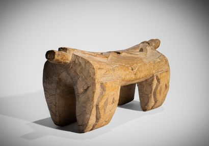 LOBI, BURKINA FASO
Beau tabouret en bois...