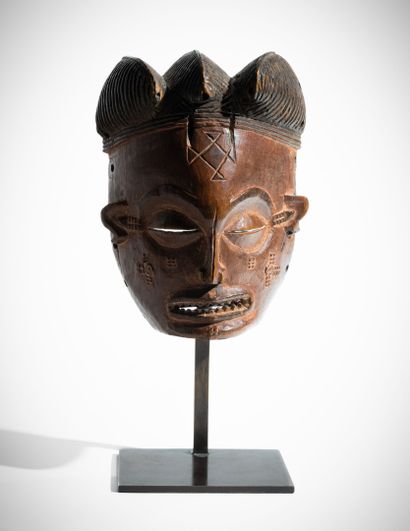 TCHOKWE, ANGOLA. 
Petit masque Pwo en bois...