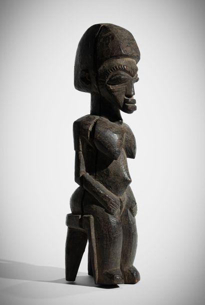 ¤ LOBI, BURKINA FASO
Statuette féminine assise...