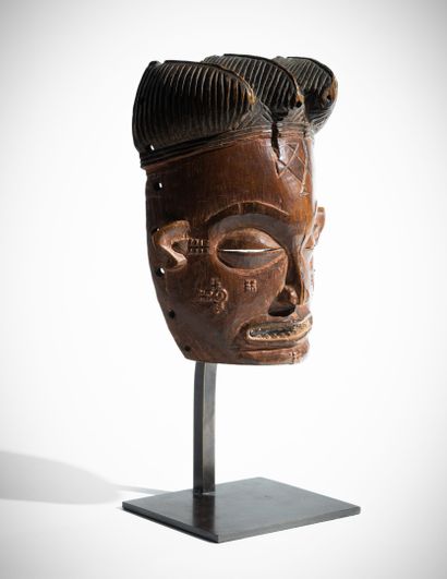 TCHOKWE, ANGOLA. 
Petit masque Pwo en bois...