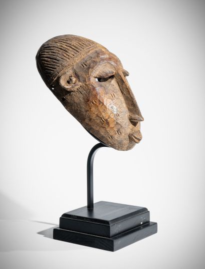 # BAMBARA, MALI
Masque en bois dur à patine...
