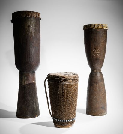 AFFRIQUE DE L'OUEST
Trois tambours en bois...