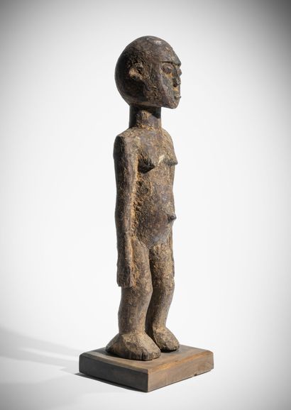 # LOBI, BURKINA FASO
Statuette féminine Batéba...
