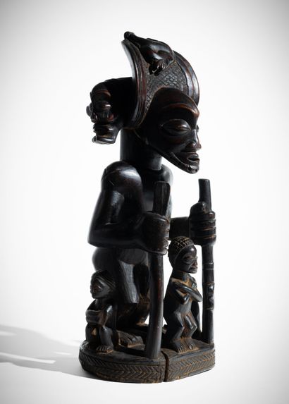 TCHOKWE, ANGOLA. 
Statue du célèbre roi Chibinda...