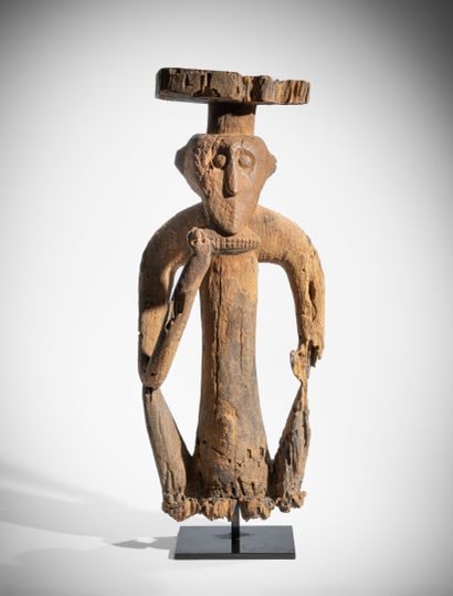 # FON, BÉNIN
Tabouret en bois dur à patine...