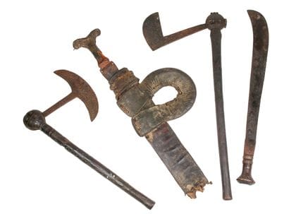 Lot de quatre armes

-A. Deux herminettes...