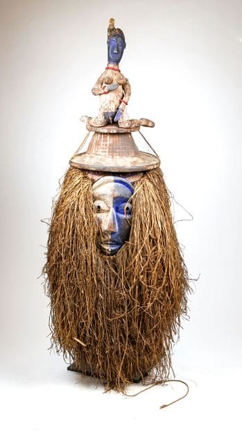 Masque Yaka, RDC 
Surmonté d'un personnage...