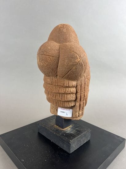 °°Tête Nok, Nigéria 
Coiffe formée de quatre...