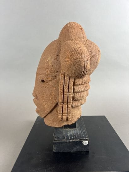 °°Tête Nok, Nigéria 
Coiffe formée de quatre...