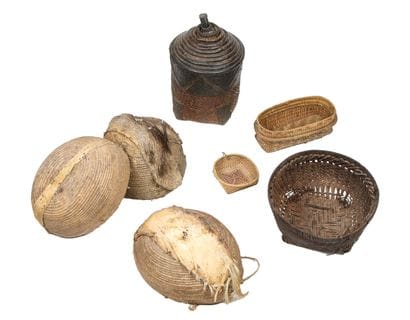 Ensemble de sept objets ethnographiques 

-A....