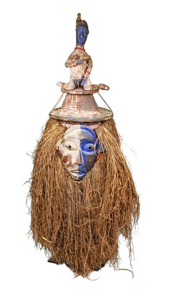 Masque Yaka, RDC 
Surmonté d'un personnage...