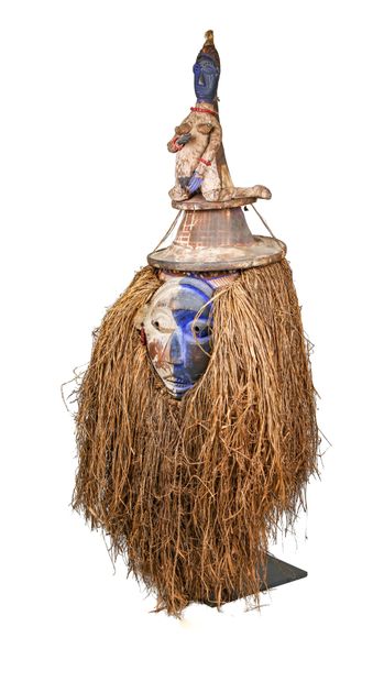 Masque Yaka, RDC 
Surmonté d'un personnage...