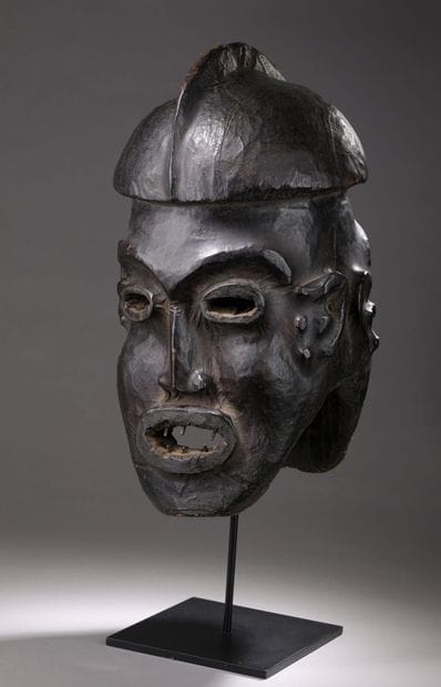 Masque heaume Janus Aniang, Cameroun.
Coiffé...