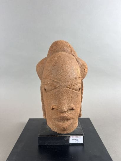 °°Tête Nok, Nigéria 
Coiffe formée de quatre...