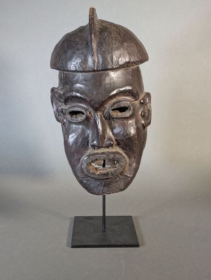 Masque heaume Janus Aniang, Cameroun.
Coiffé...
