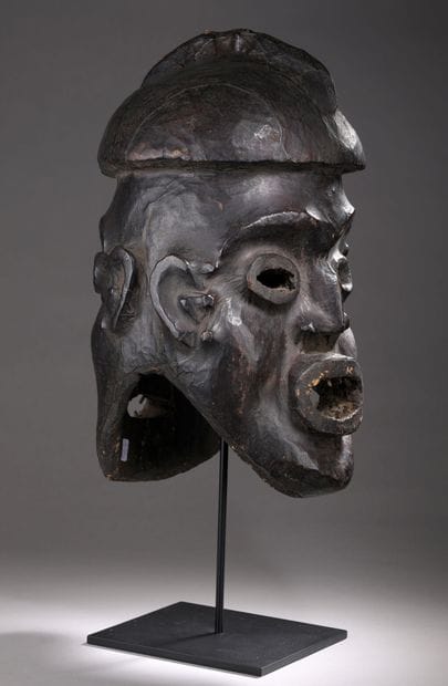 Masque heaume Janus Aniang, Cameroun.
Coiffé...